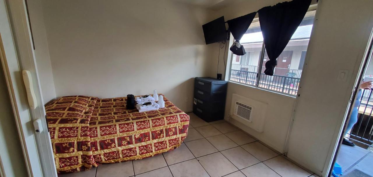 Crown Inn & Suites Spring Valley  Esterno foto