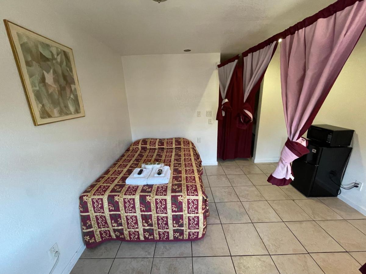 Crown Inn & Suites Spring Valley  Esterno foto