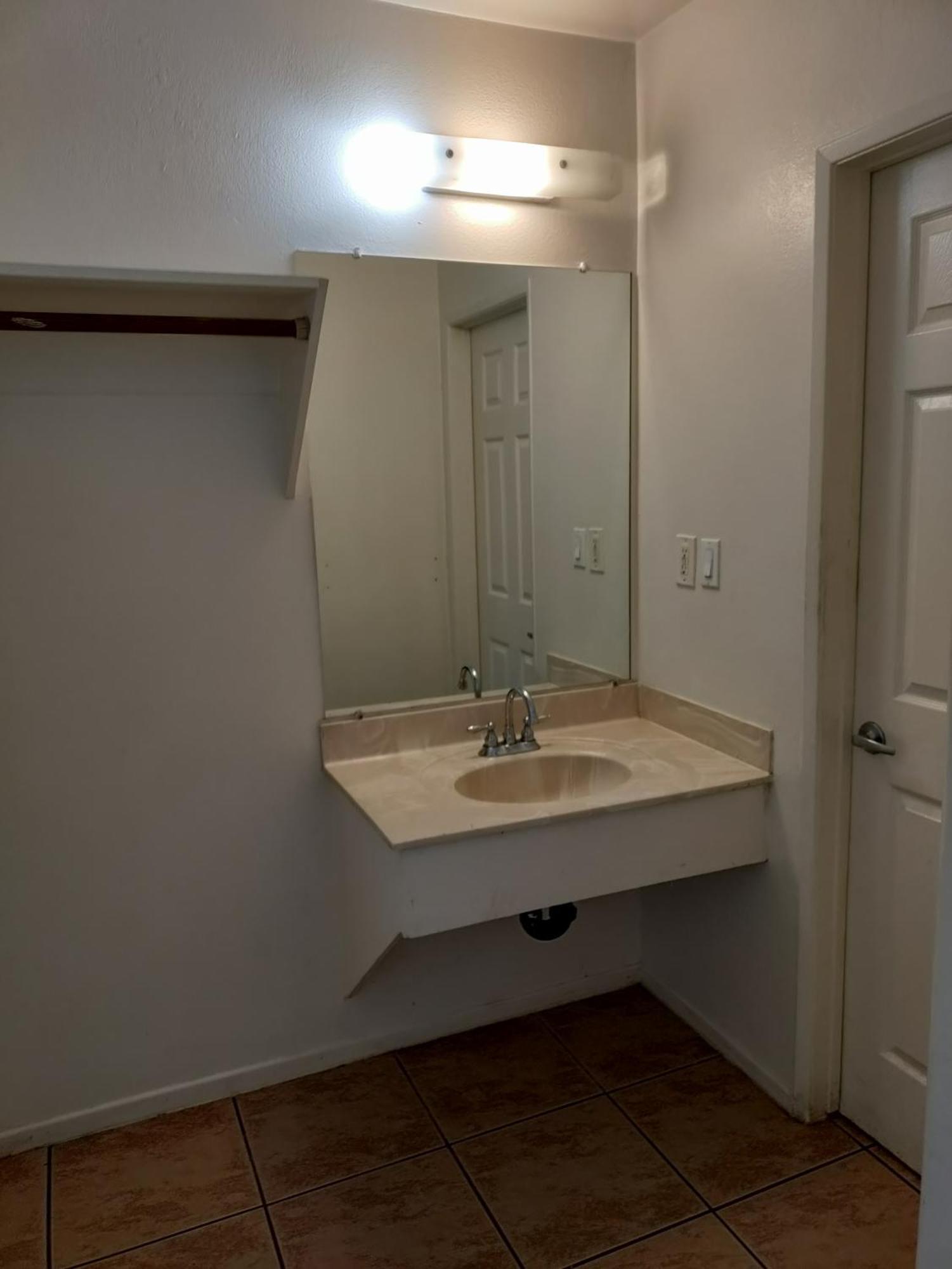 Crown Inn & Suites Spring Valley  Esterno foto